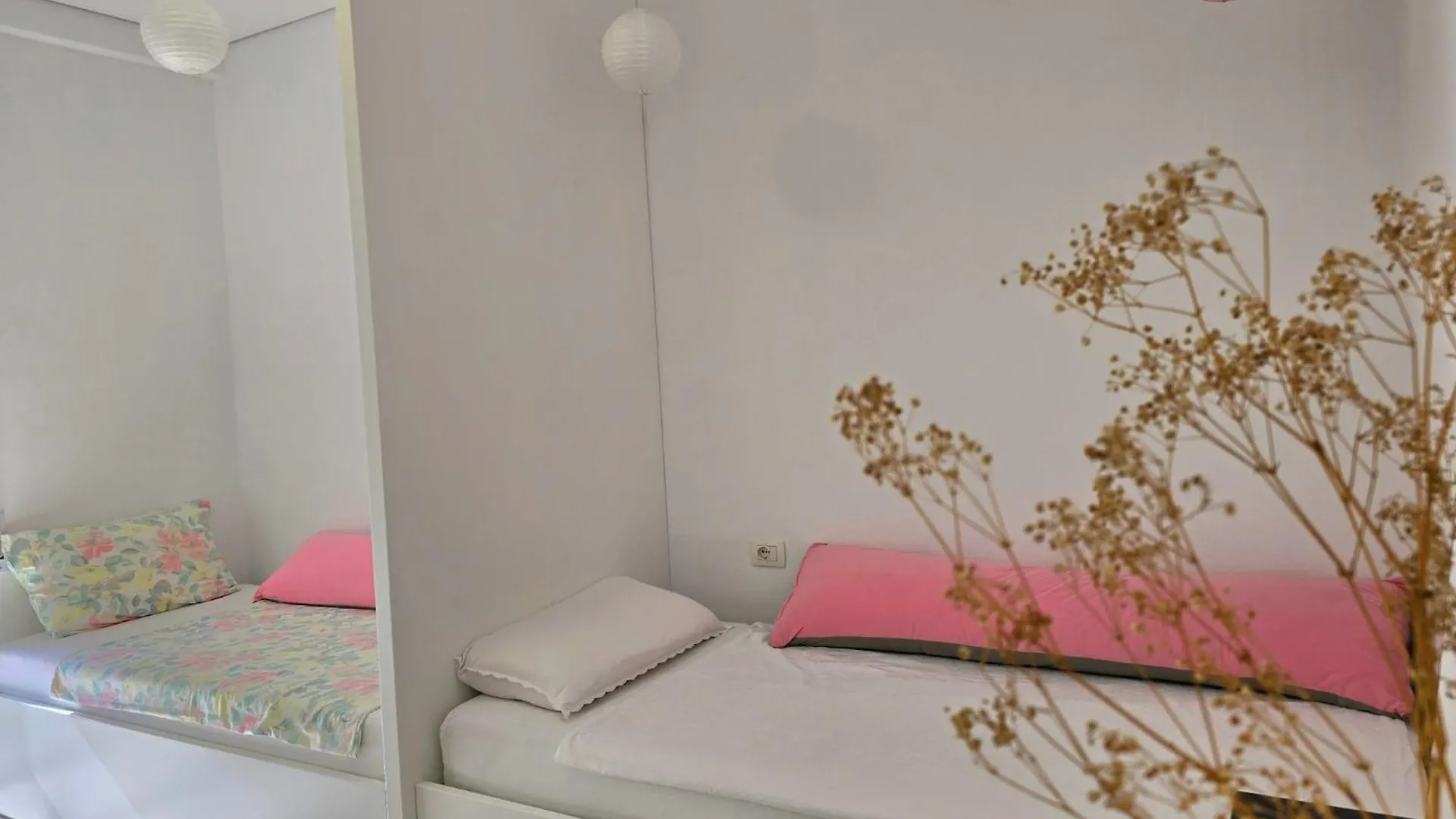 Appartement Stylish Urban Retreat With Two Bedrooms Plazhi San Pietro Albanie