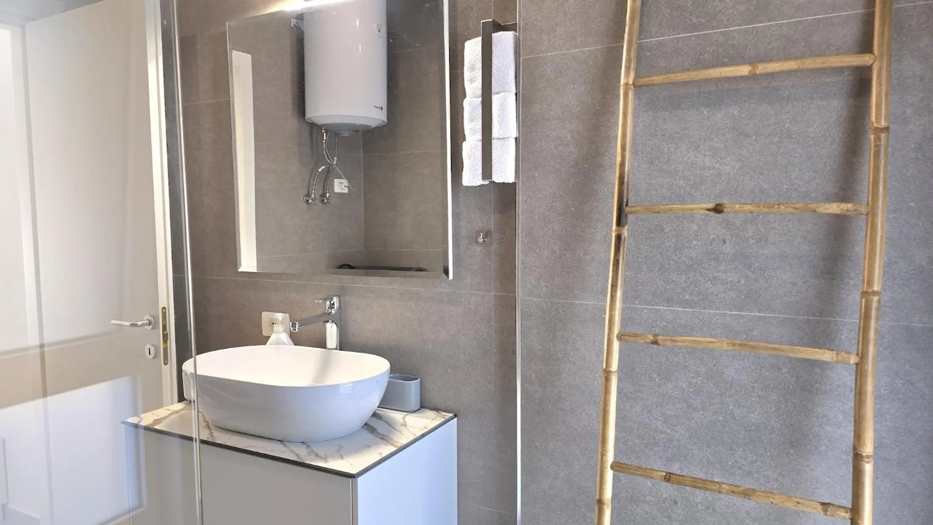 Stylish Urban Retreat With Two Bedrooms Plazhi San Pietro Appartement