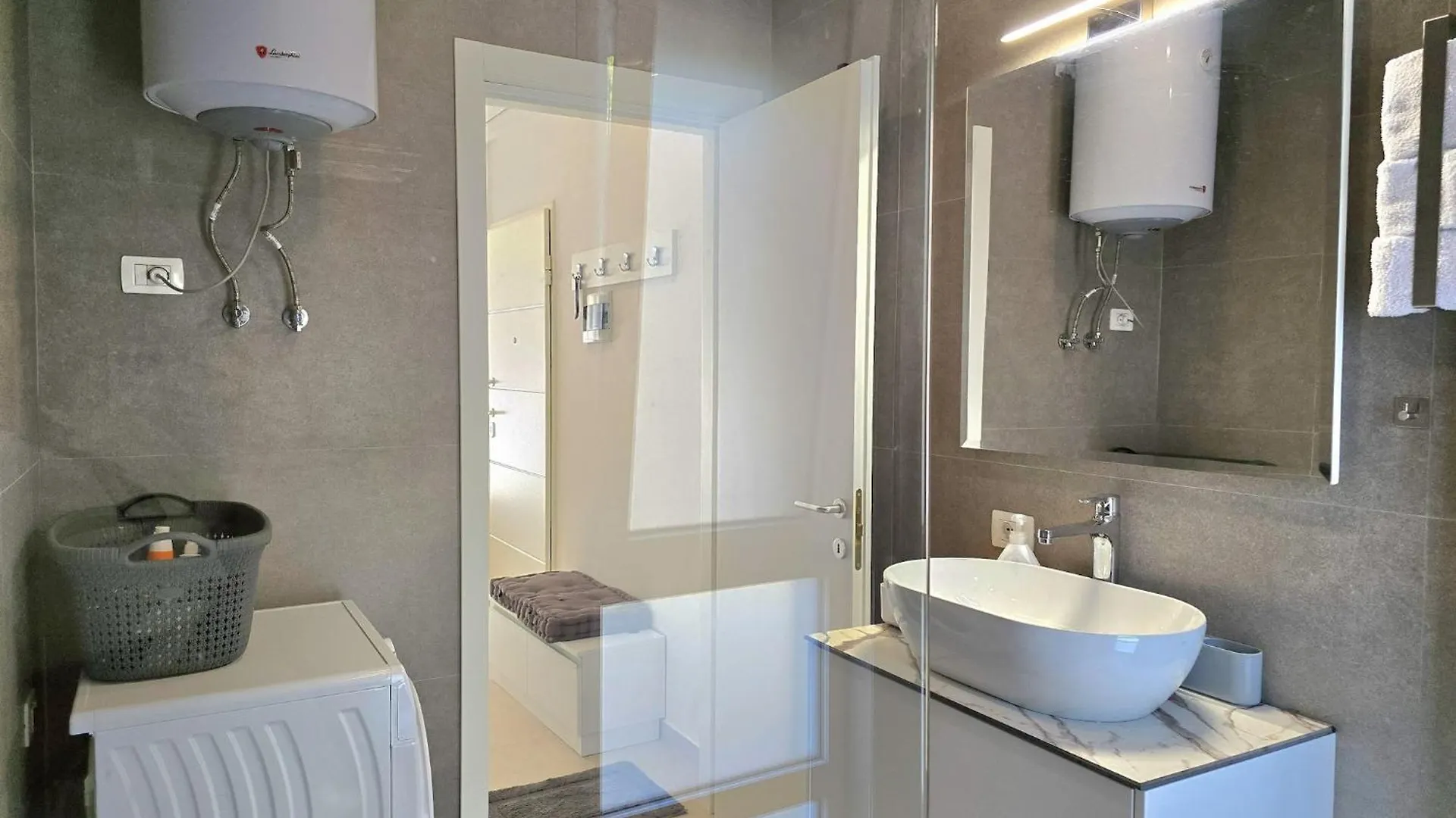 Appartement Stylish Urban Retreat With Two Bedrooms Plazhi San Pietro Albanie