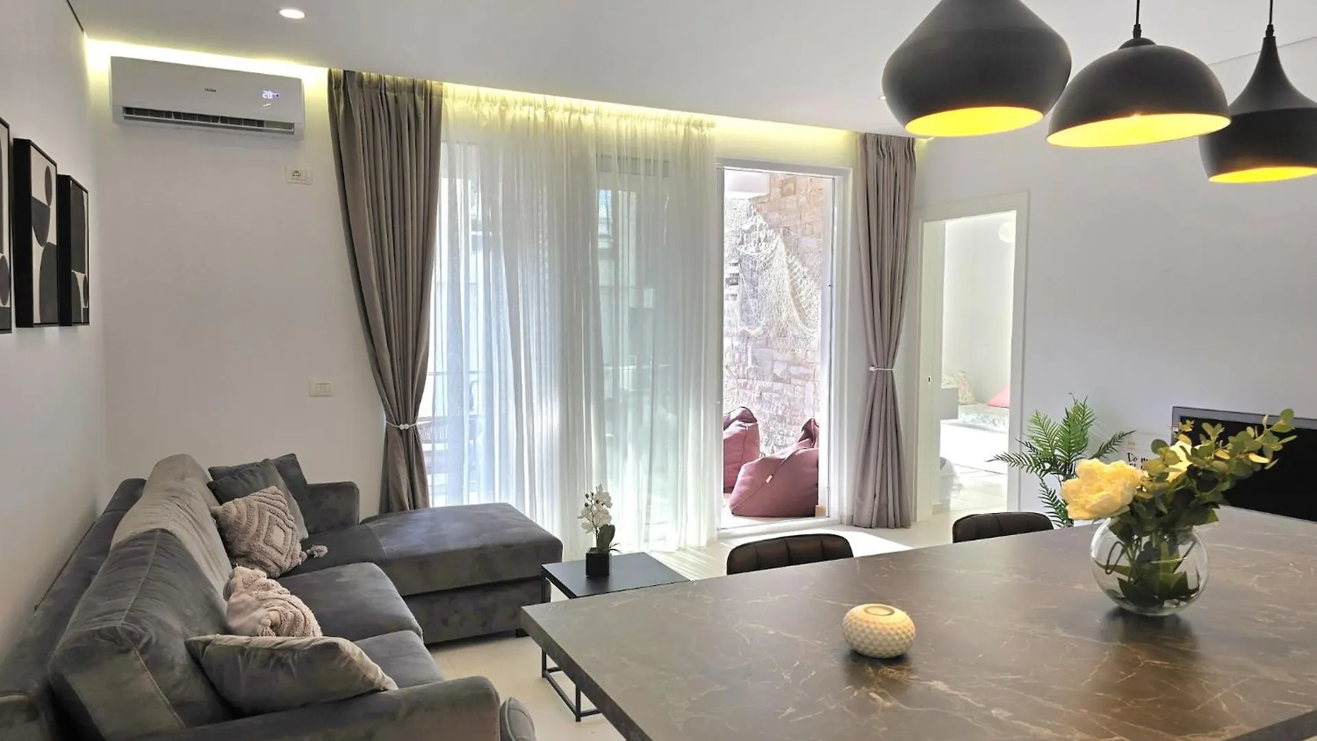 Stylish Urban Retreat With Two Bedrooms Plazhi San Pietro
