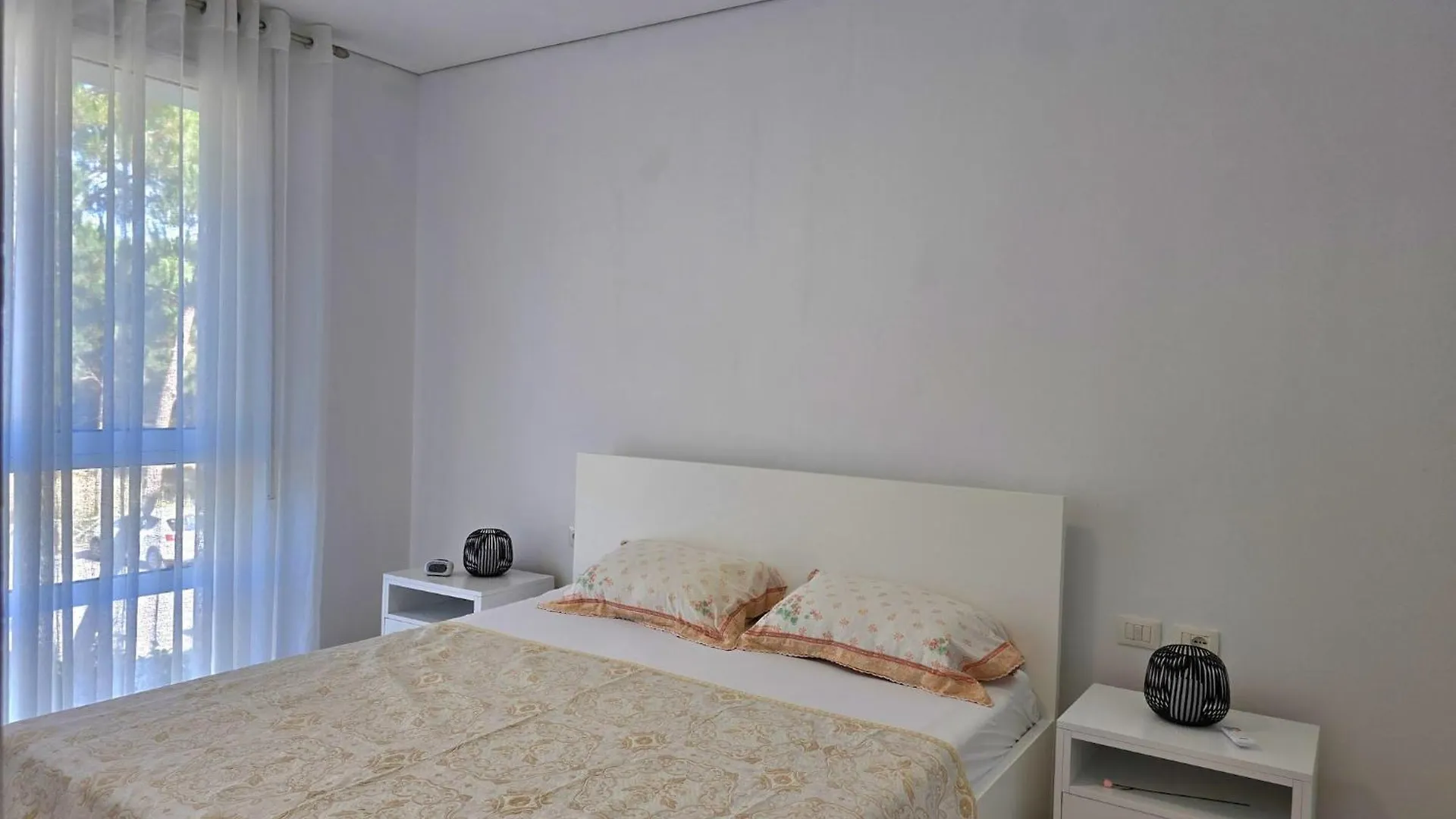 Stylish Urban Retreat With Two Bedrooms Plazhi San Pietro