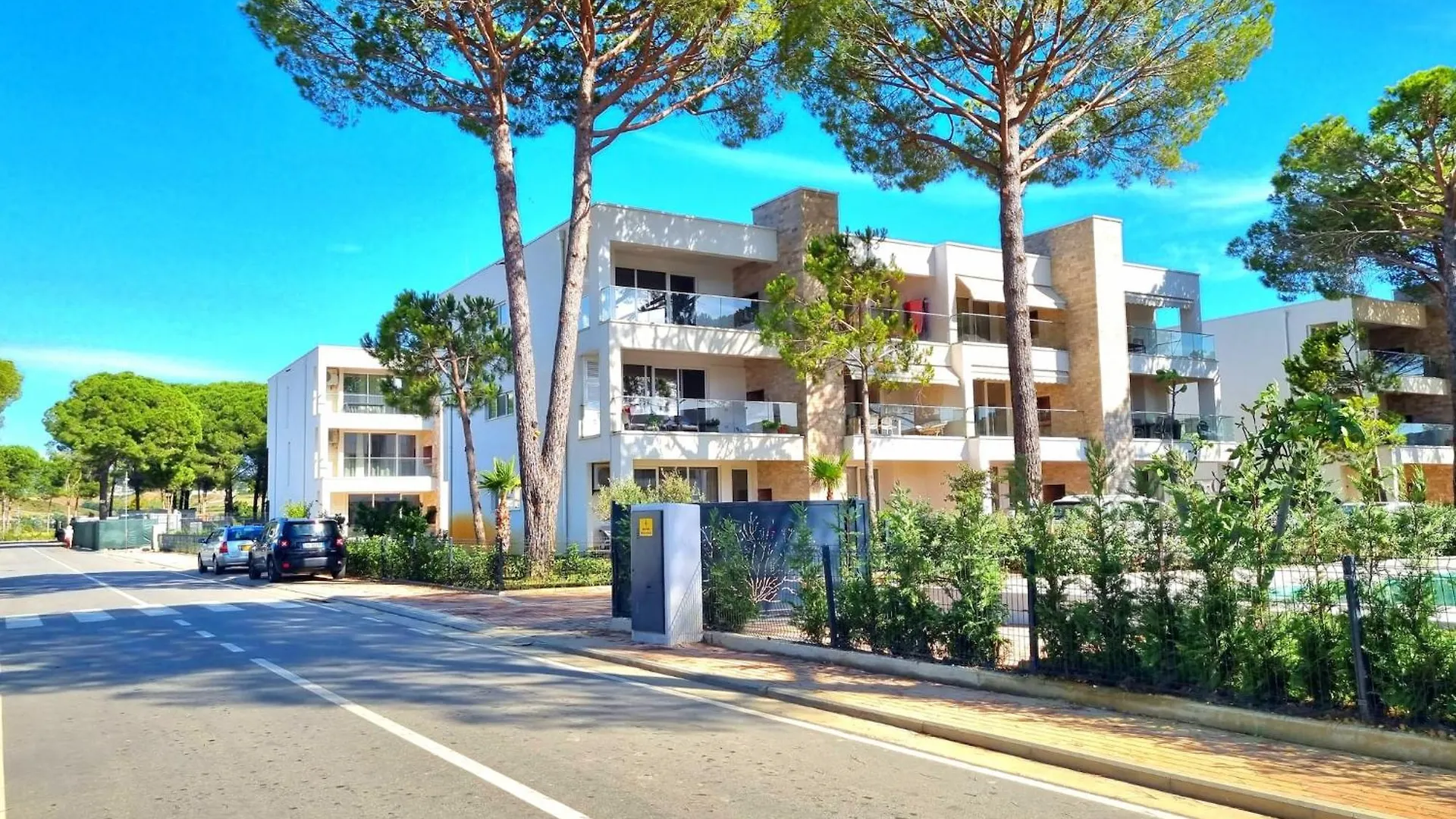 Stylish Urban Retreat With Two Bedrooms Plazhi San Pietro
