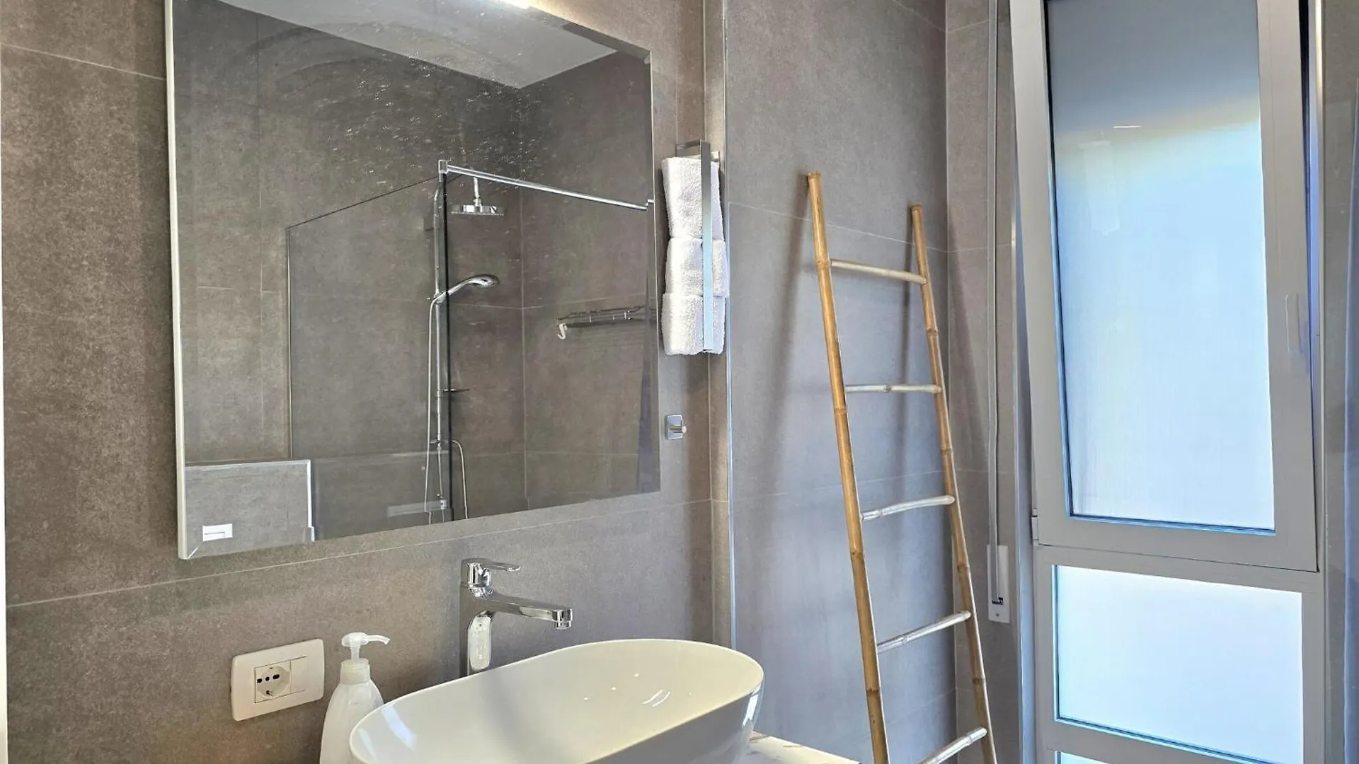 Stylish Urban Retreat With Two Bedrooms Plazhi San Pietro